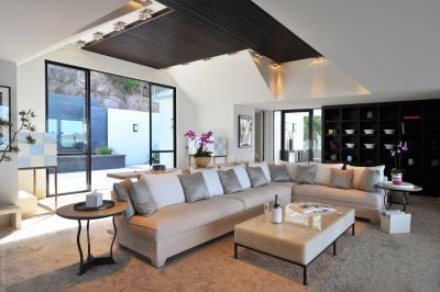 Fekete álmennyezet világítással - nappali ötlet, modern stílusban