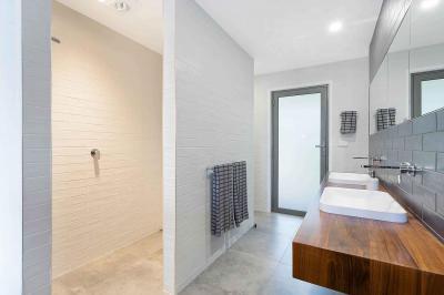 Tömör fa mosdópult - fürdő / WC ötlet, modern stílusban