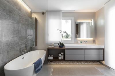 Szabadon álló kád a fürdőben - fürdő / WC ötlet, modern stílusban