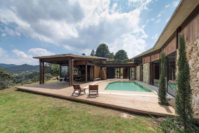 Belső kert szerű terasz medencével - erkély / terasz ötlet, modern stílusban