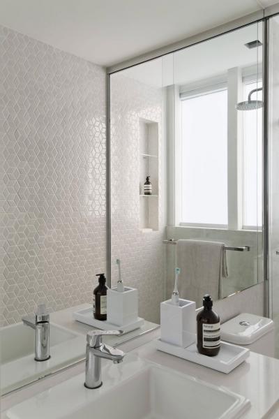 Fehér csempe a fürdőben - fürdő / WC ötlet, modern stílusban