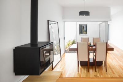 Függesztett fali kandalló - nappali ötlet, modern stílusban