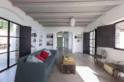 Mediterrán belső látszógerendával - nappali ötlet, mediterrán stílusban