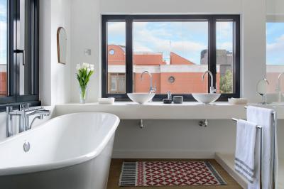Napos fürdőszoba - fürdő / WC ötlet, modern stílusban