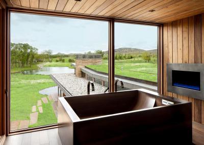 Melegburkolat és panoráma ablak a fürdőben - fürdő / WC ötlet, modern stílusban