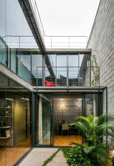 Üveg tolóajtó a bejáraton - bejárat ötlet, modern stílusban