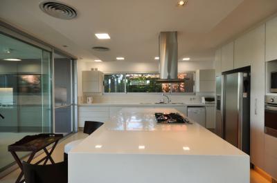 Hófehér konyhabútor - konyha / étkező ötlet, modern stílusban