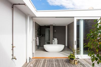 Teraszra nyíló fürdőszoba - fürdő / WC ötlet, modern stílusban