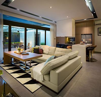 Kontrasztos színek a mennyezeten és a padlón - nappali ötlet, modern stílusban