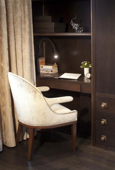 Kicsi, beépített dolgozósarok - dolgozószoba ötlet, modern stílusban