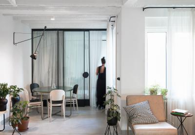 Látványos üveg tolóajtó - nappali ötlet, modern stílusban