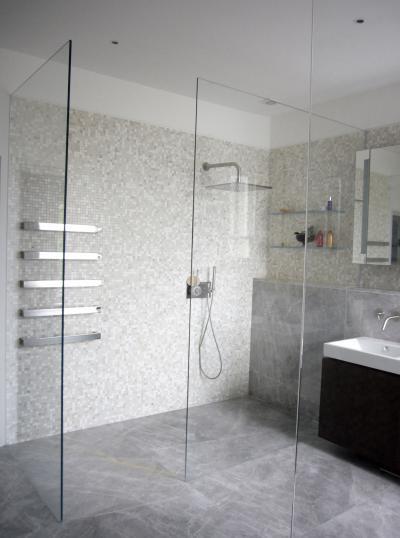 Üvegfalú zuhanyfülke mozaikcsempével - fürdő / WC ötlet, modern stílusban