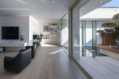 Nappali teraszra nyíló üvegfallal - nappali ötlet, modern stílusban