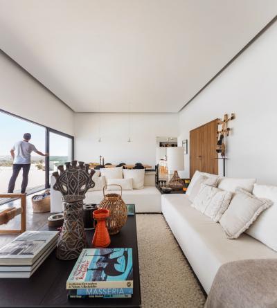 Tolóajtó a teraszra - nappali ötlet, modern stílusban