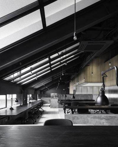 Irodai hangulat - tetőtér ötlet, modern stílusban