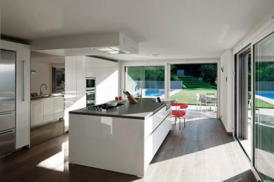 Tágas fehér konyha - konyha / étkező ötlet, modern stílusban