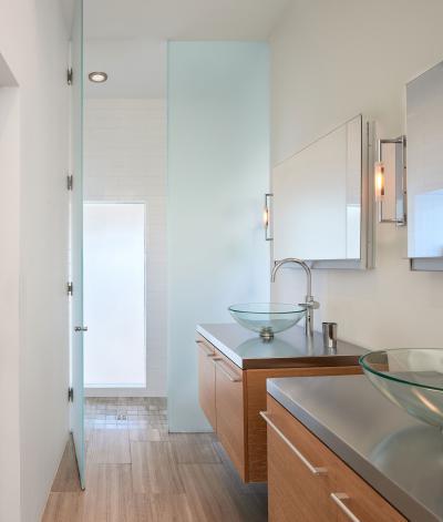 Üvegmosdók és dupla szekrény a fürdőben - fürdő / WC ötlet, modern stílusban
