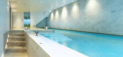 Tágas beltéri medence - belső továbbiak ötlet, modern stílusban
