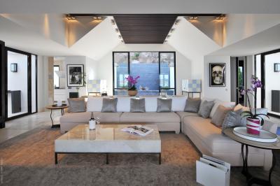 Különleges álmennyezet a nappaliban - nappali ötlet, modern stílusban