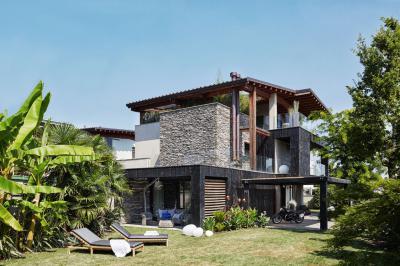 Alacsony dőlésszögű tető - homlokzat ötlet, modern stílusban