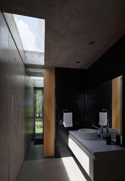 Mozaikcsempe látszóbetonnal - fürdő / WC ötlet, modern stílusban