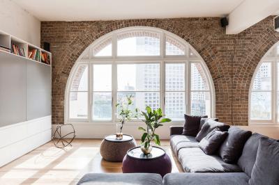 Boltíves ablak a nappaliban - nappali ötlet, modern stílusban