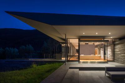 Különleges túlnyúló tető - homlokzat ötlet, modern stílusban