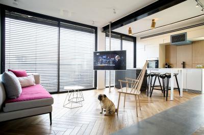 Oszlopra szerelt tévé a nappali és a konyha között - nappali ötlet, modern stílusban