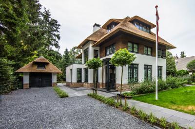 Lakóház nádtetővel - homlokzat ötlet, rusztikus stílusban