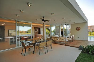 Fedett terasz világítással - erkély / terasz ötlet, modern stílusban