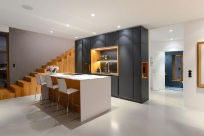 Fekete konyhabútor fehér konyhaszigettel - konyha / étkező ötlet, modern stílusban