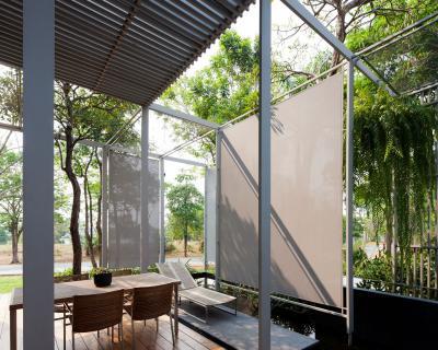 Fedett terasz árnyékolóval - erkély / terasz ötlet, modern stílusban