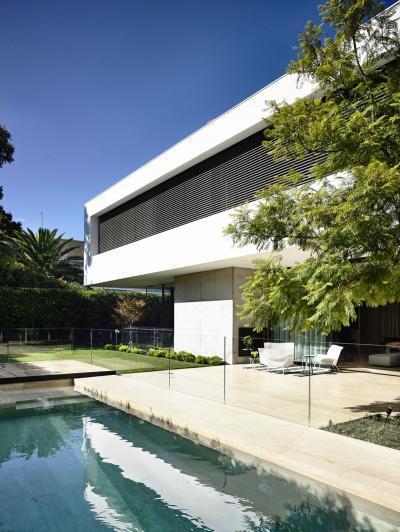 Üvegkorlát a medence körül - erkély / terasz ötlet, modern stílusban