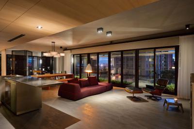Üvegfal és üveg teraszajtó a nappaliban - nappali ötlet, modern stílusban