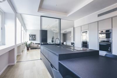 Fekete konyhabútor - konyha / étkező ötlet, modern stílusban