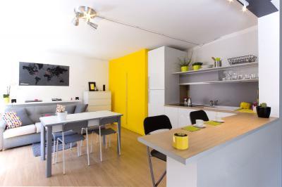 Garzonlakás konyhája - konyha / étkező ötlet, modern stílusban