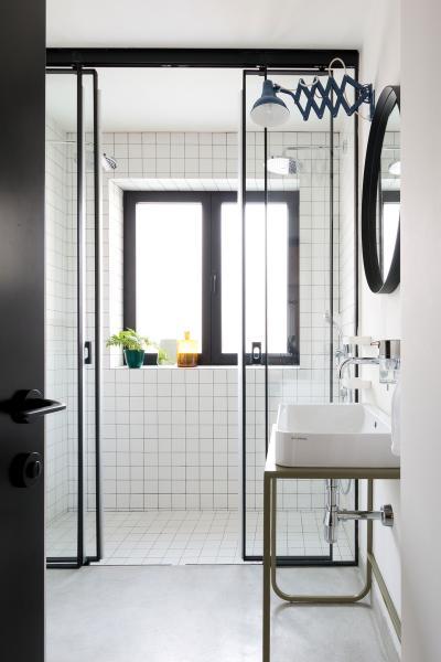 Fehér fürdőszoba fekete keretek között - fürdő / WC ötlet, modern stílusban