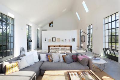 Ablakokkal körbevett nappali - nappali ötlet, modern stílusban