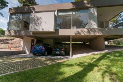 Betonhomlokzat üvegfallal - homlokzat ötlet, modern stílusban