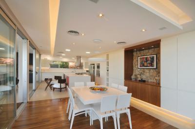 Tágas konyha-étkező sok tárolóval - konyha / étkező ötlet, modern stílusban