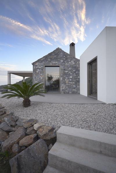 Modern mediterrán lakóház - homlokzat ötlet