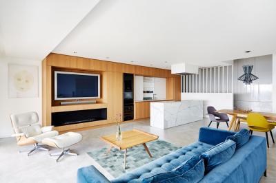 Egyterű nappali konyha étkező hangsúlyos színekkel - nappali ötlet, modern stílusban