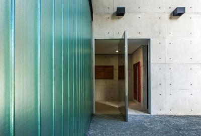 Különleges bejárati ajtó - bejárat ötlet, modern stílusban