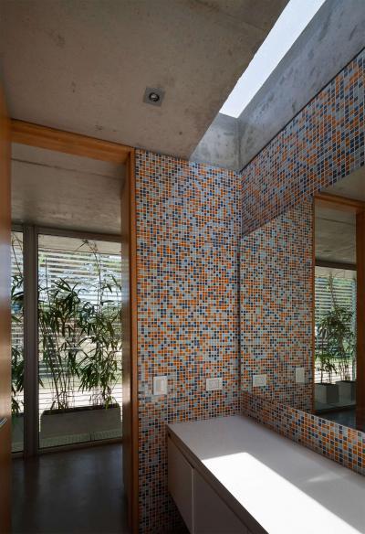 Mozaikcsempe és látszóbeton a fürdőben - fürdő / WC ötlet, modern stílusban