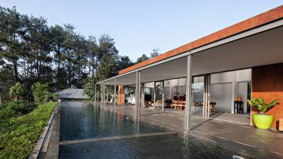 Medence a terasz teljes hosszában - erkély / terasz ötlet, modern stílusban