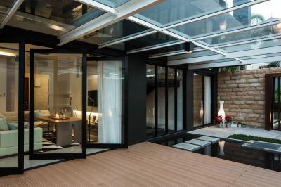 Üvegtetővel fedett terasz - erkély / terasz ötlet, modern stílusban