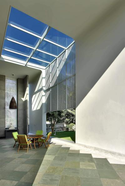 Félig nyitott terasz üvegtetővel - erkély / terasz ötlet, modern stílusban