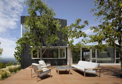 Tágas terasz kényelmes bútorokkal - erkély / terasz ötlet, modern stílusban