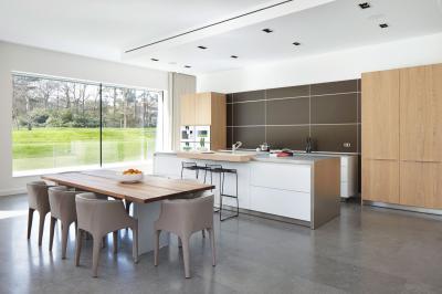 Tágas modern konyha - konyha / étkező ötlet, modern stílusban