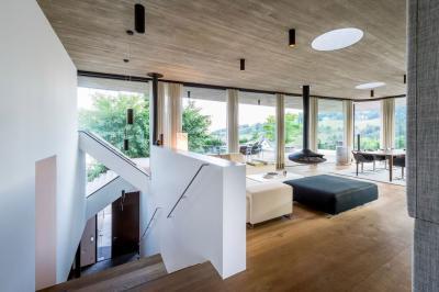 Látszóbeton és design elemek a nappaliban - nappali ötlet, modern stílusban